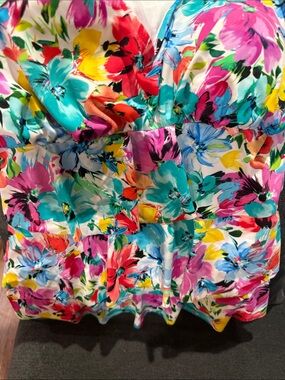 Bright Floral tankini top
Women’s Xl